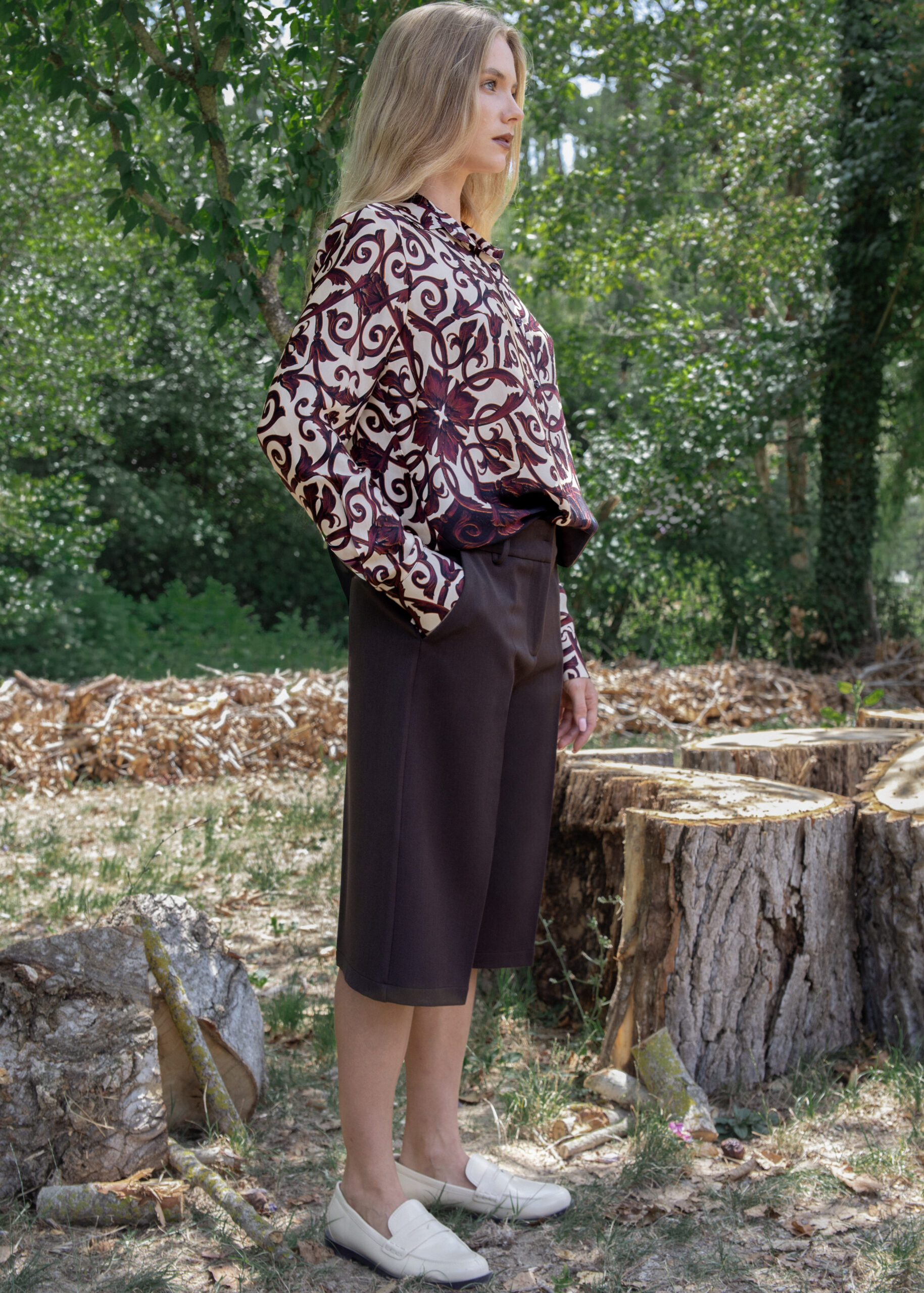 Tailored knee-length Bermuda shorts in woven fabric with pleats, creases, and pockets